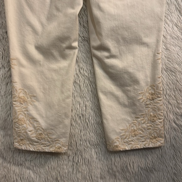 Chico’s Embroidered So Slimming Girlfriend Slim Leg Crop Size 8 - Picture 8 of 8